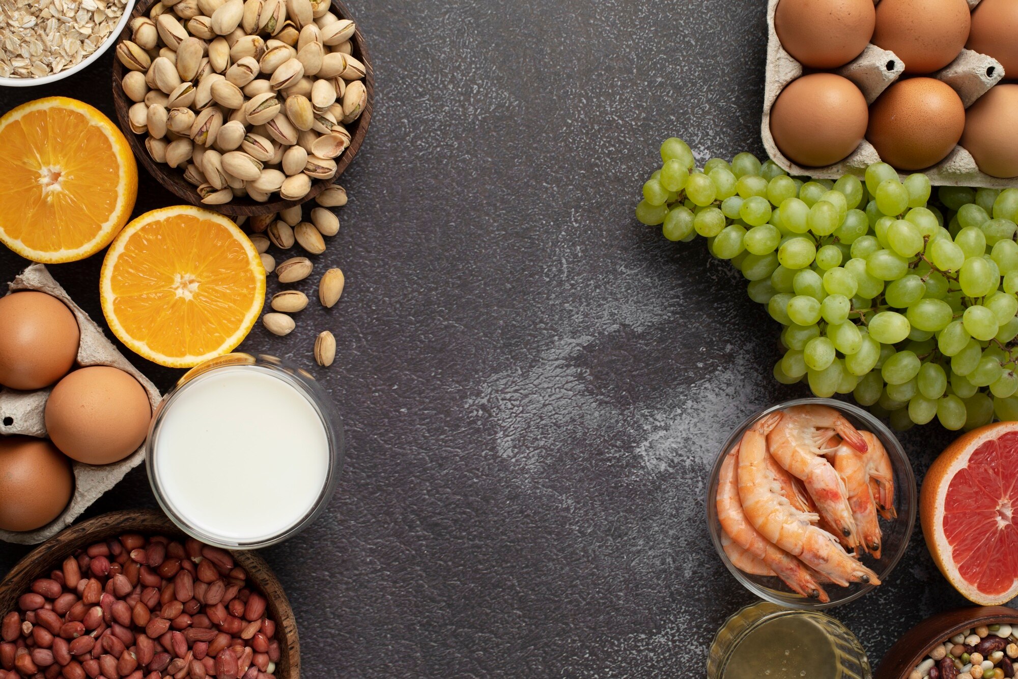 Mesa con alimentos saludables, verduras, frutos y cereales para el bienestar